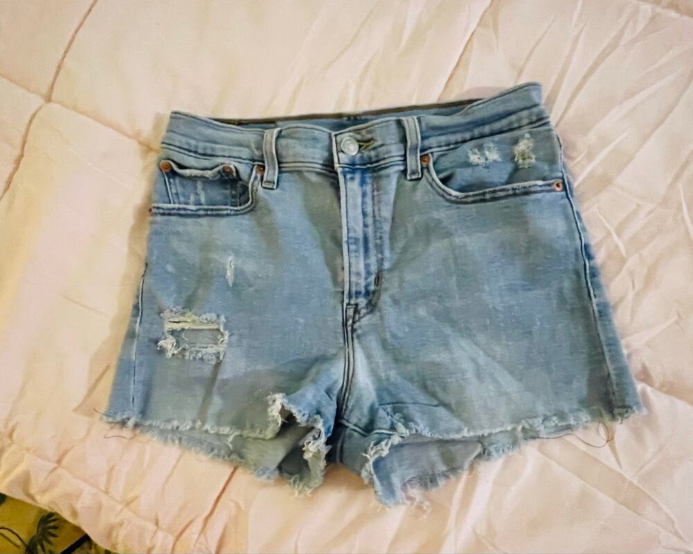Women’s Levi’s Stretch Shorts Size W28
